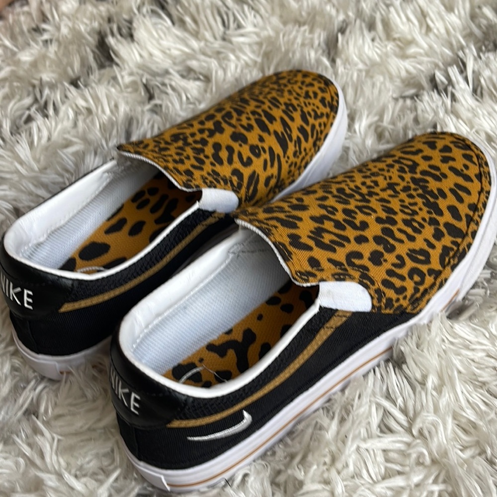 NIKE - women’s casual slide sneakers in cheetah print // black and tan - size: 8